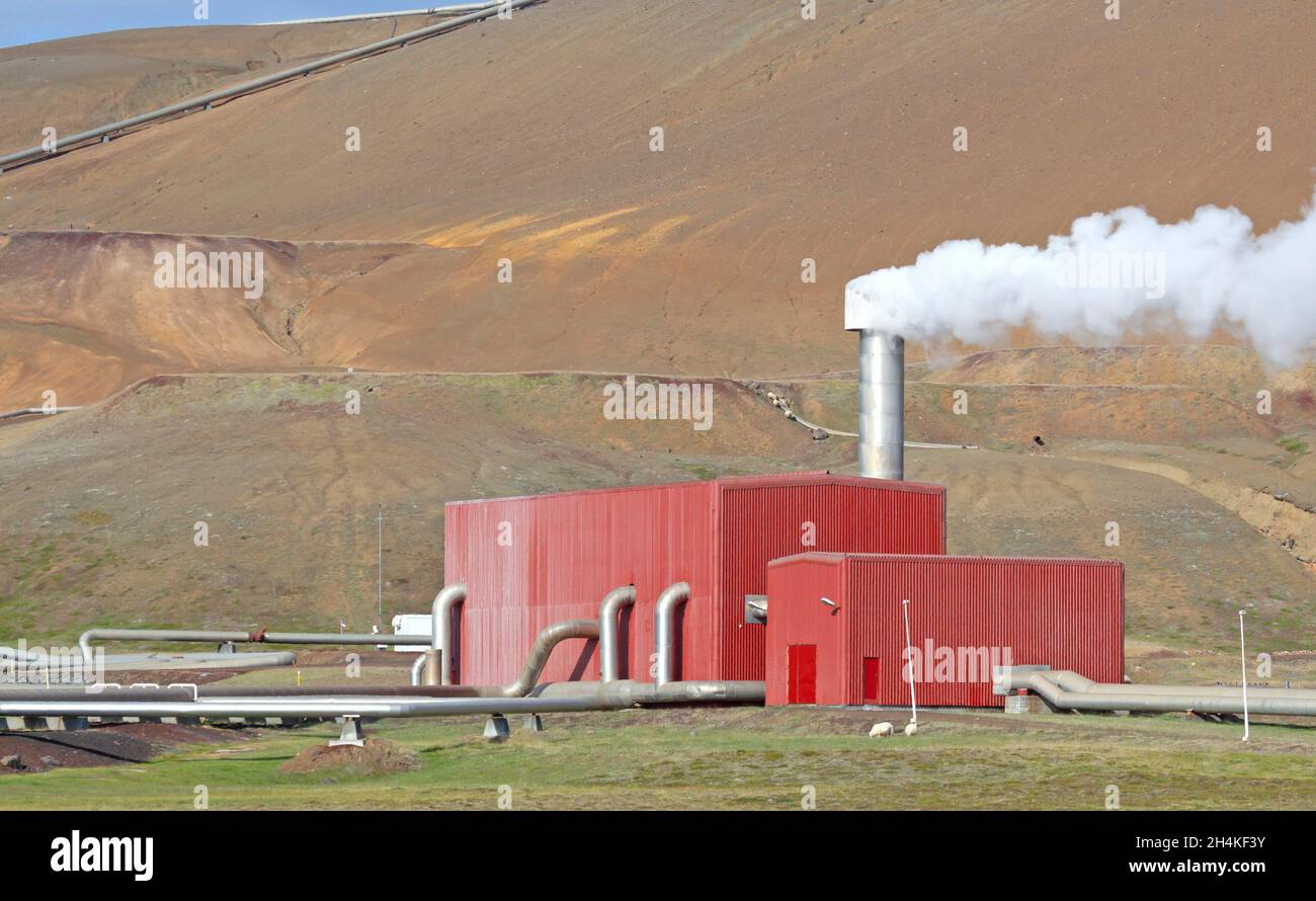Área de fábrica, procesamiento de agua a alta presión para energía verde, norte de Islandia. Foto de stock