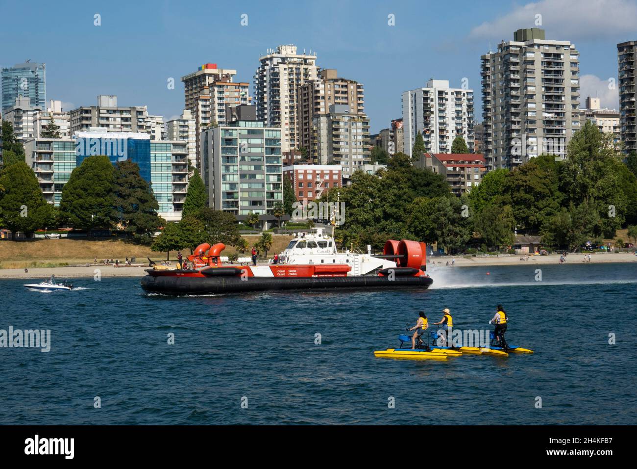 Barco de la Guardia Costera Canadiense en False Creek, Vancouver, British Columbia, Canadá. Foto de stock