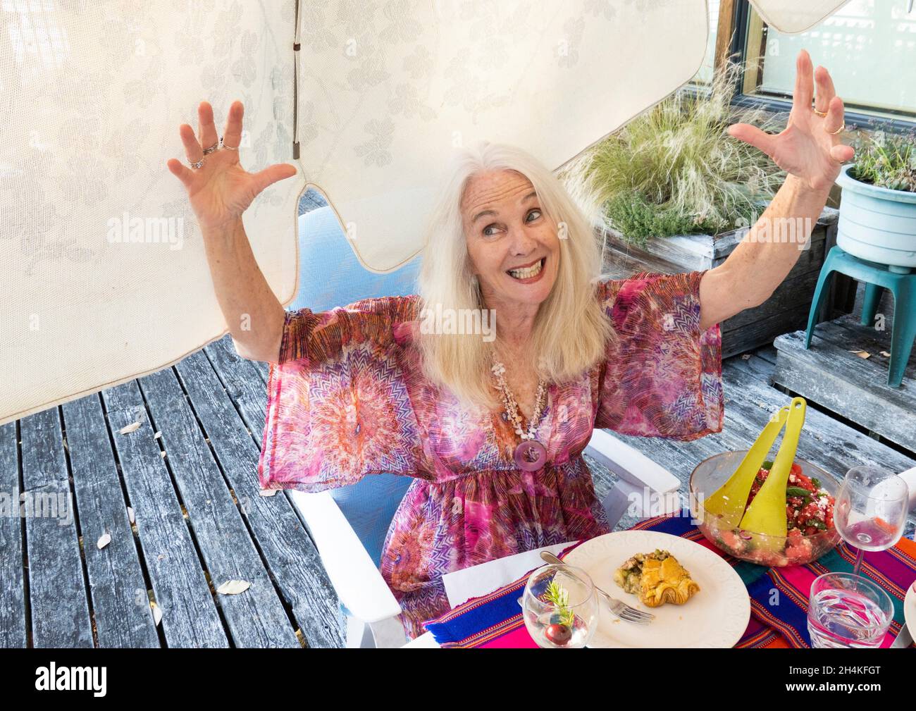 Mujer, 70 años, gestos en la cena, Isla Mayne, Islas del Golfo, Columbia Británica, Canadá. Foto de stock