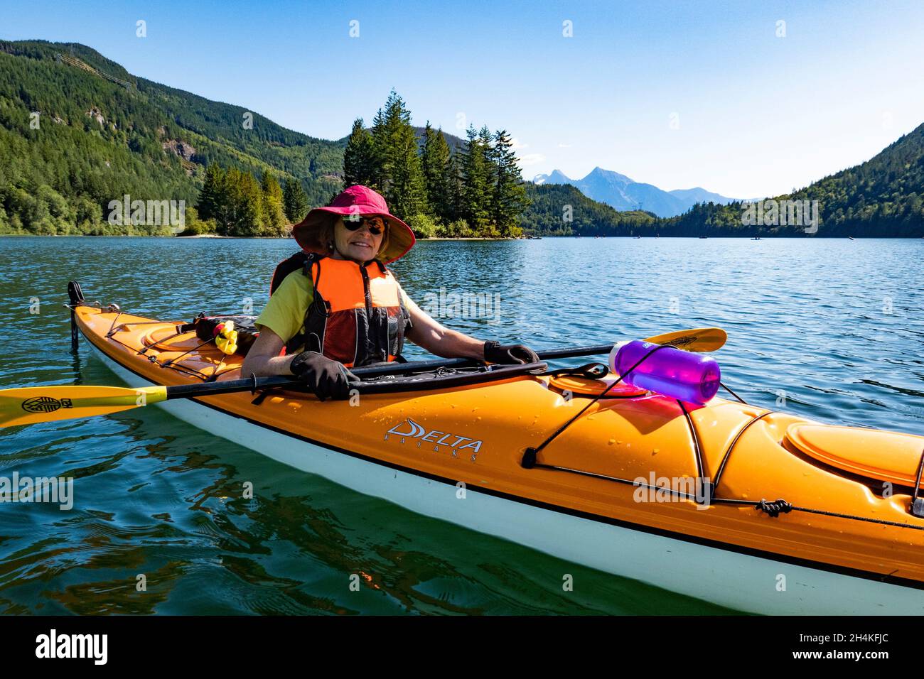 Una mujer kayak en Hicks Lake, British Columbia, Canadá. Foto de stock
