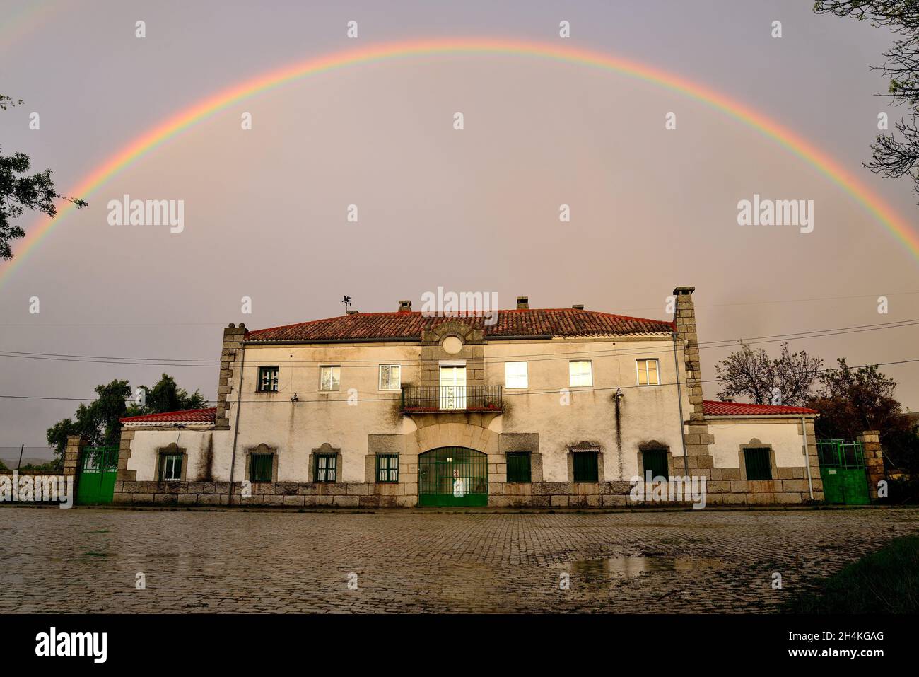 Estación de tren abandonada con un arco de seguridad, Bustarviejo