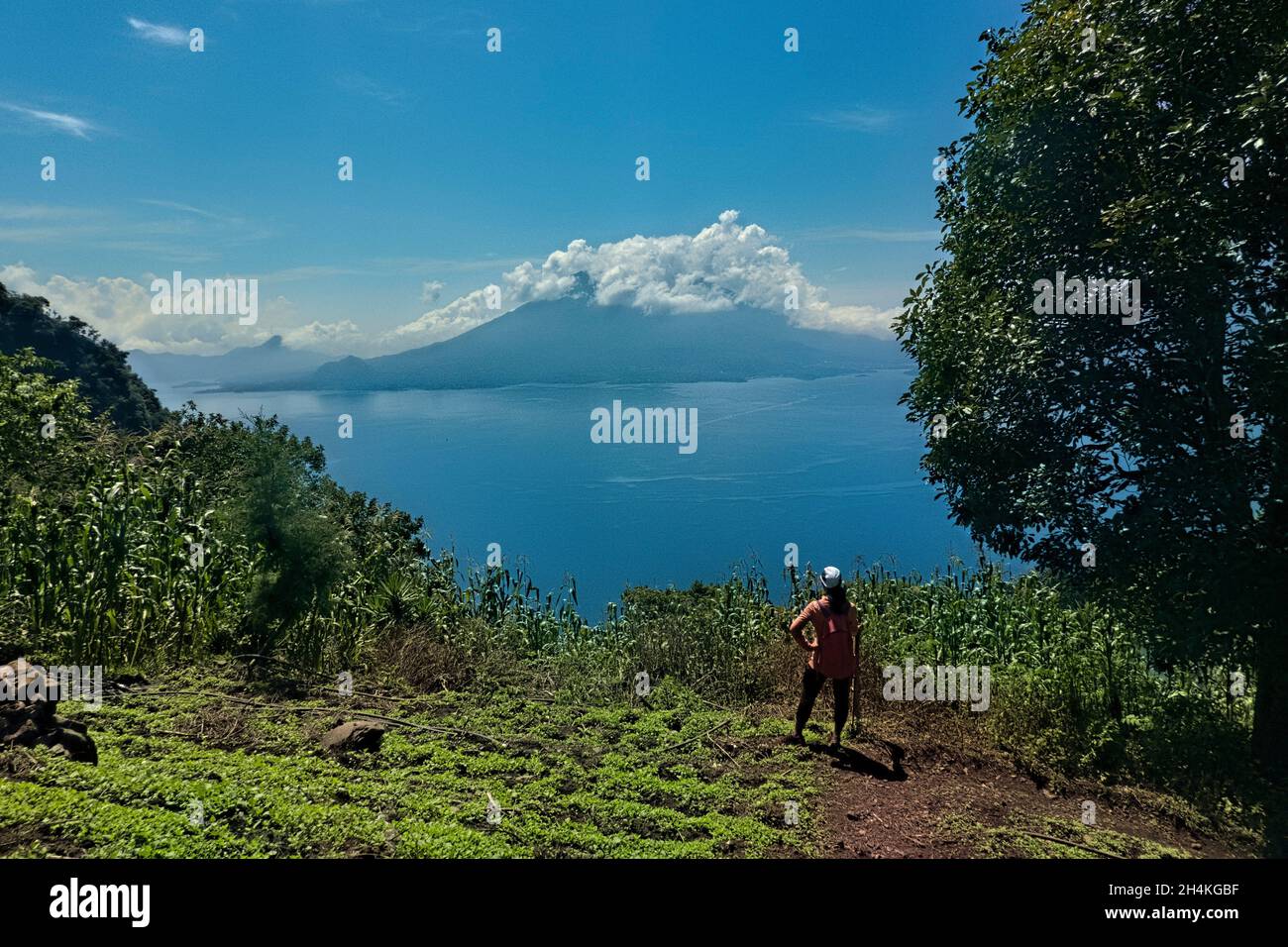 Vista del volcán San Pedro y el lago Atitlán en las tierras altas de Guatemala, Solola, Guatemala. Foto de stock
