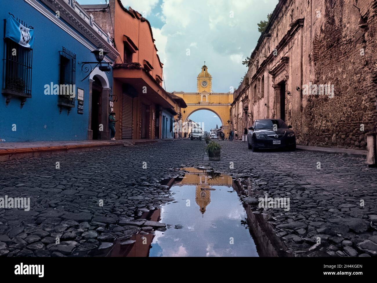 Reflexión sobre el Arco de Santa Catalina, Antigua, Guatemala. Foto de stock
