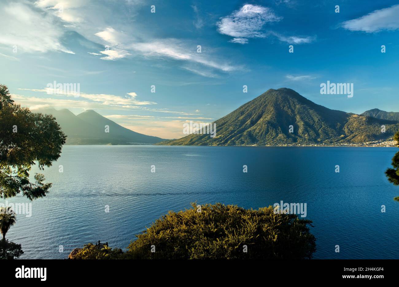Vista del volcán San Pedro y el lago Atitlán, Solola, Guatemala. Foto de stock