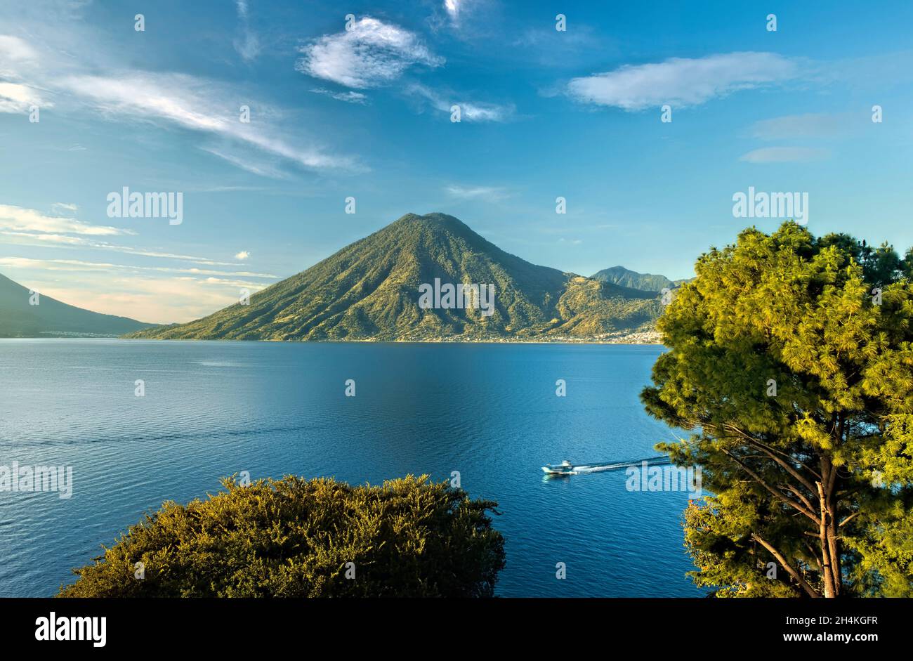 Vista del volcán San Pedro y el lago Atitlán, Solola, Guatemala. Foto de stock
