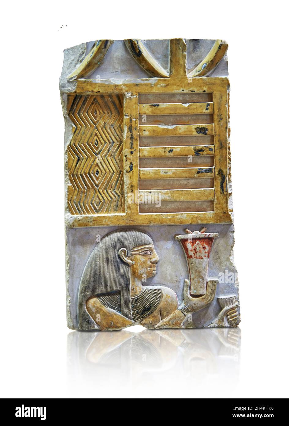 Antiguo egipcio pintado bloque de la pared de alivio de una mujer que lleva un jarrón de ofrenda, 2033-1982 aC, 11th dinastía, piedra caliza, Dier el Medina Tebas, Tumba de Foto de stock