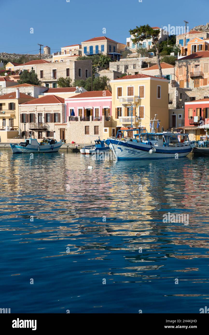 Barcos de pesca, puerto de Emborio, isla Halki (Chalki), grupo Dodecaneso, Grecia Foto de stock