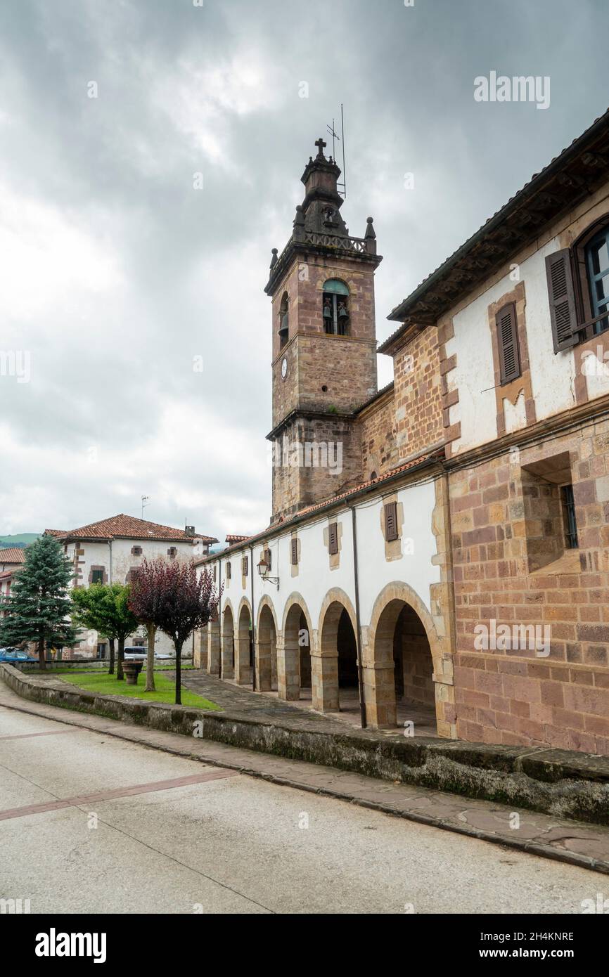 Arizcun pueblo en el Valle de Baztan, Navarra, Norte de España iglesia de san juan bautista Fotografía de stock - Alamy Arizcun pueblo en el Valle de Baztan, Navarra, Norte de España iglesia de san juan bautista Fotografía de stock - Alamy