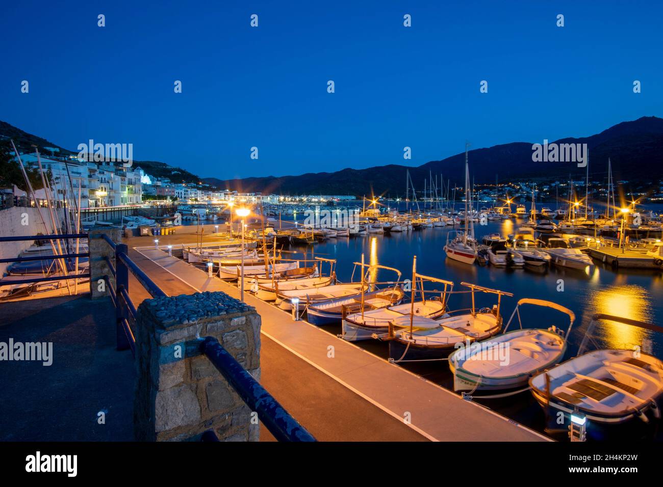 El Port de la Selva Girona Cataluña España. El puerto por la noche  Fotografía de stock - Alamy