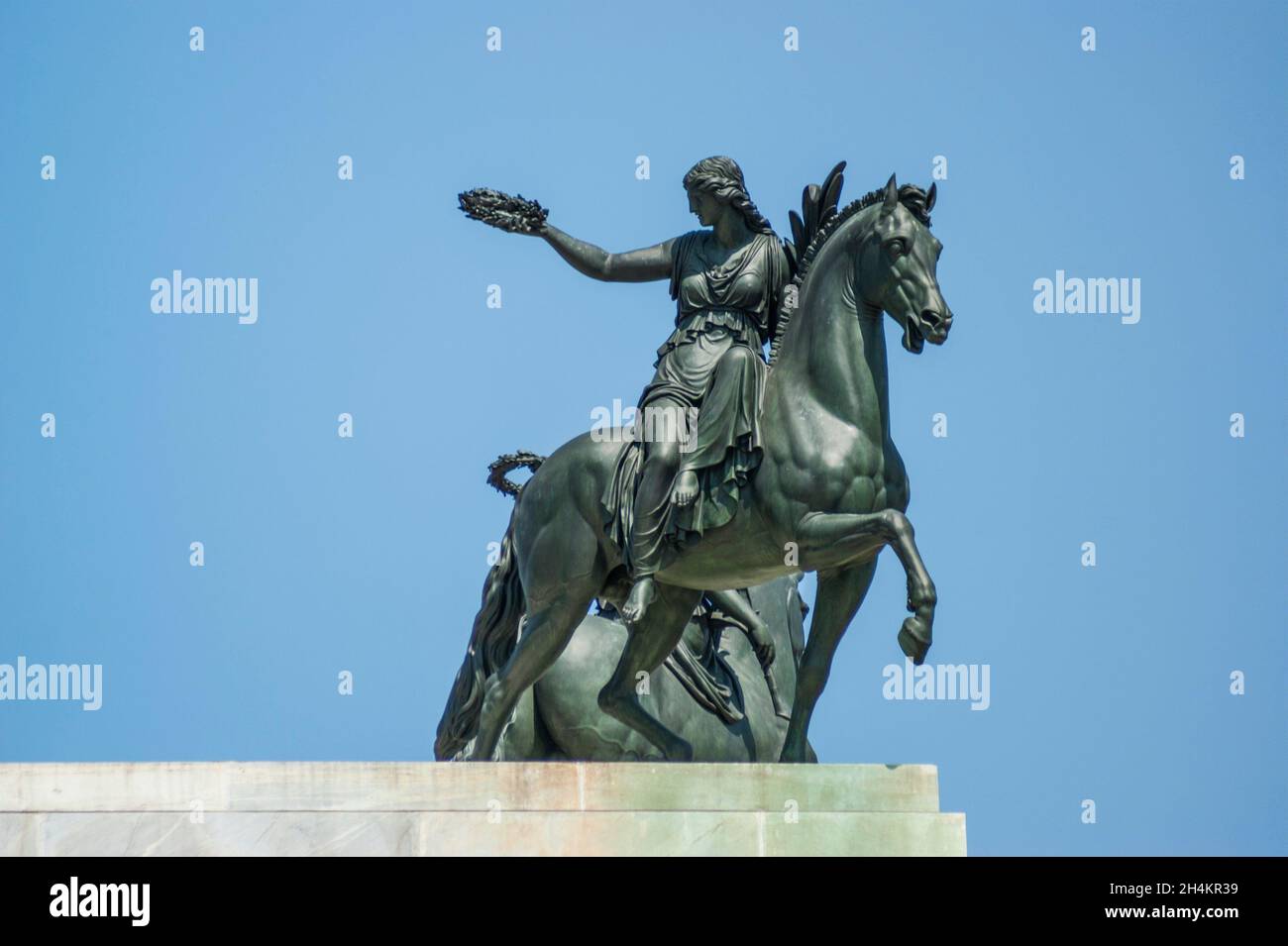 Estatua ecuestre de la victoria de Giovanni Puti sobre Arco della Pace ...