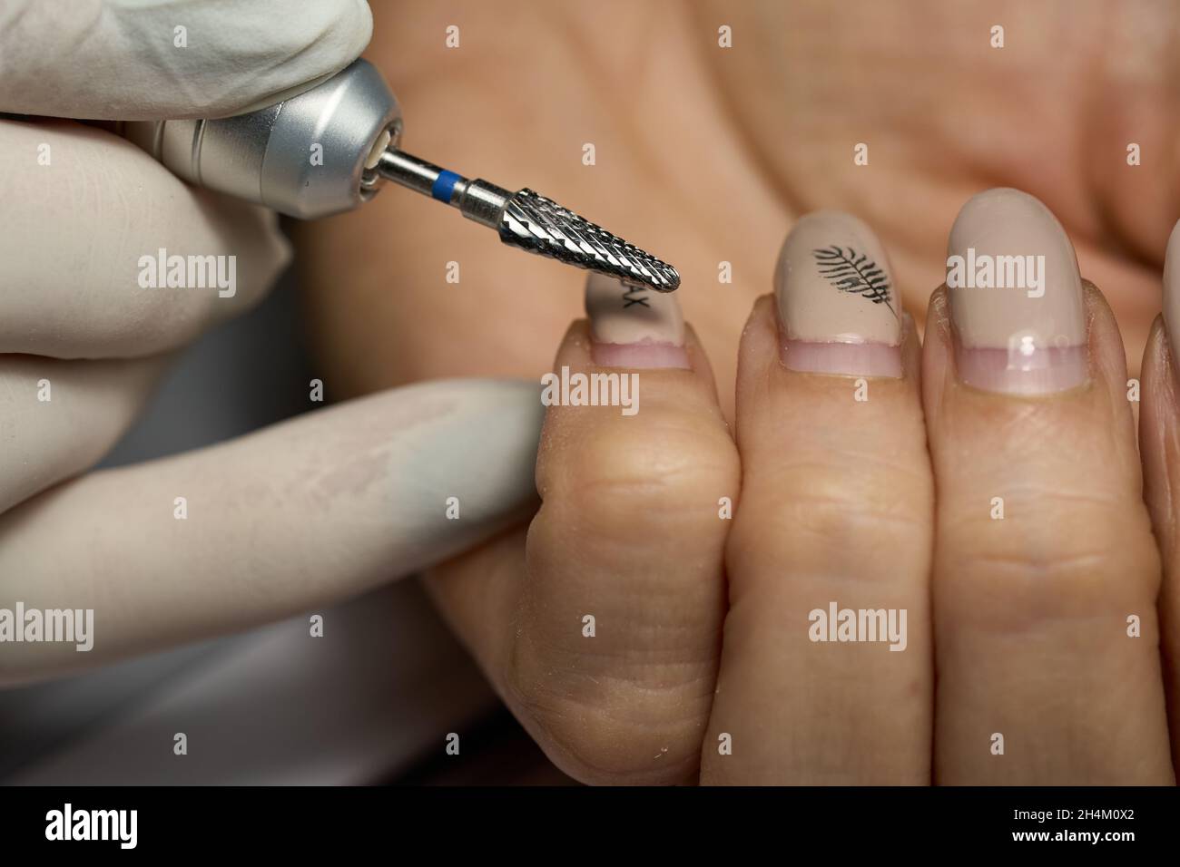 Mujer haciendo manicura para sí misma con el taladro de uñas. Fotografías  de alta calidad Fotografía de stock - Alamy