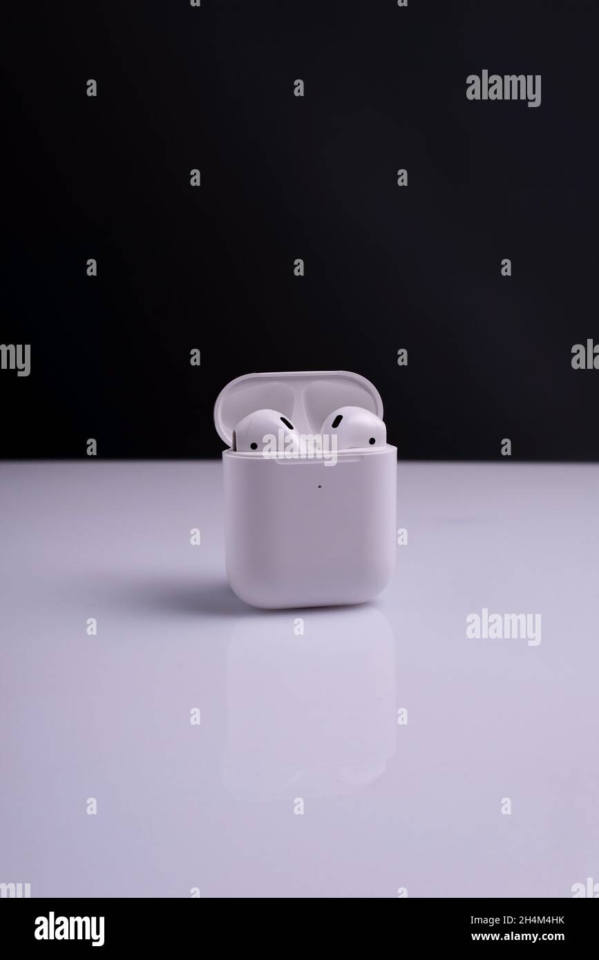 Caja airpods 2 fotografías e imágenes de alta resolución - Alamy