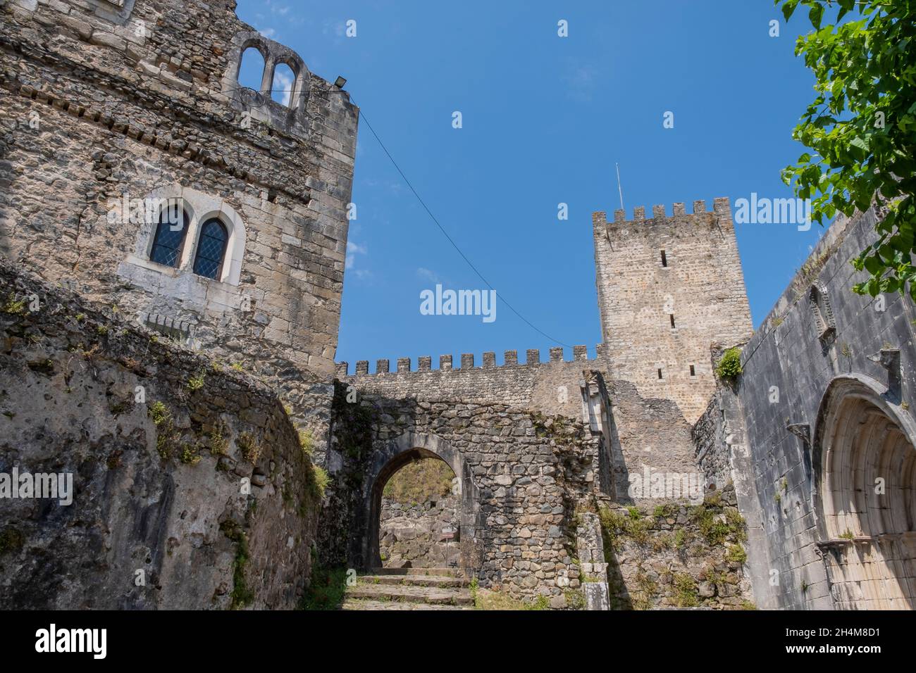 Leiria, Portugal. La Torre de Menagem (mantener) y la iglesia del Castelo de Leiria (Castillo Leiria) Foto de stock
