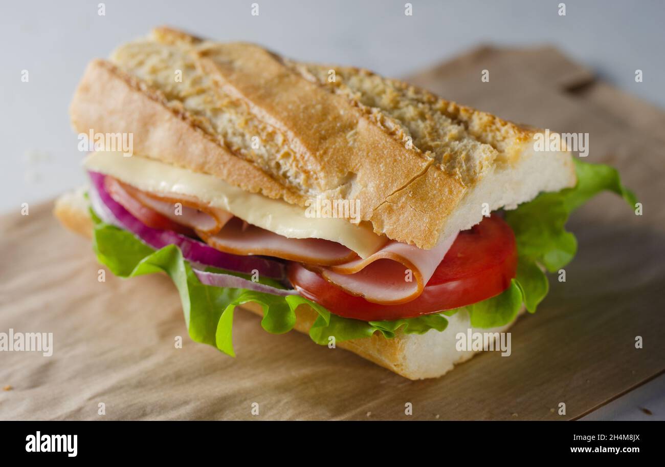 Sándwich submarino fresco con jamón, queso, tomates y lechuga Foto de stock