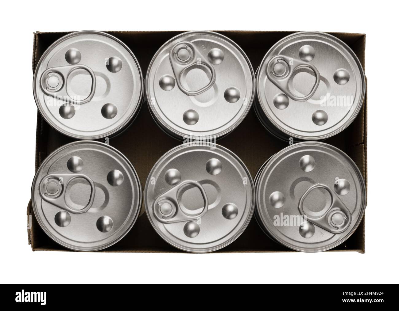 Primer plano de un grupo de latas de aluminio en envase aisladas sobre un fondo blanco Foto de stock