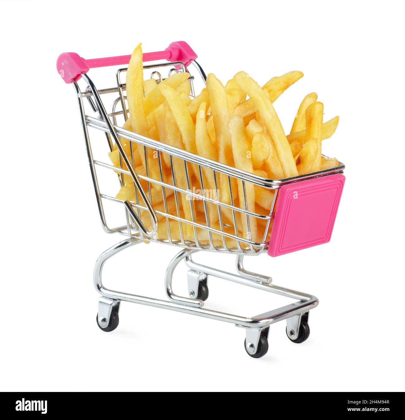Carrito de compras lleno de patatas fritas sobre fondo blanco aislado Foto de stock