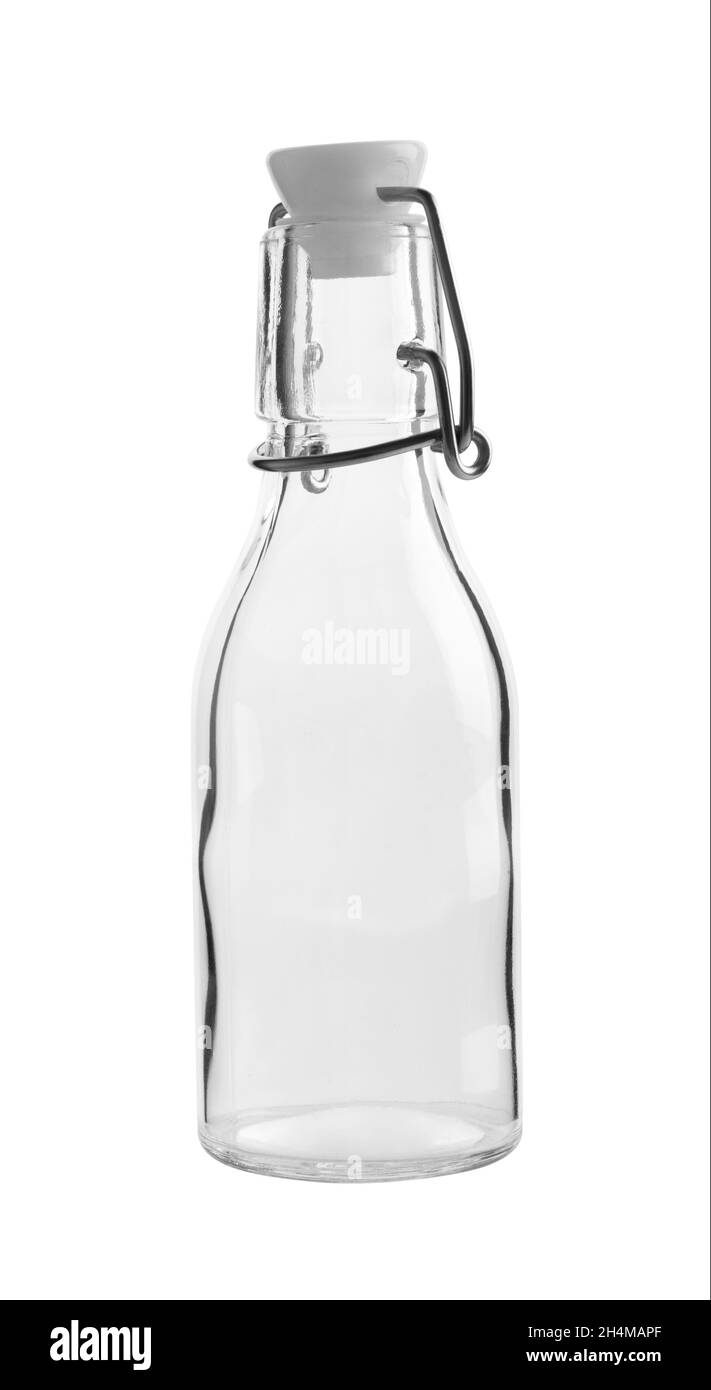 Botella de licor vacía con tapón aislado sobre fondo blanco Foto de stock