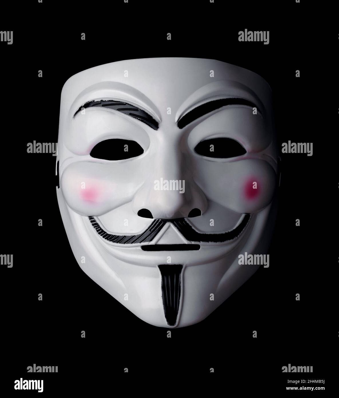 SAMARA, RUSIA - 31 de agosto de 2021: Máscara Vendetta aislada sobre negro. Máscara Guy Fawkes. Esta máscara es un símbolo conocido del grupo hacktivista en línea A Foto de stock