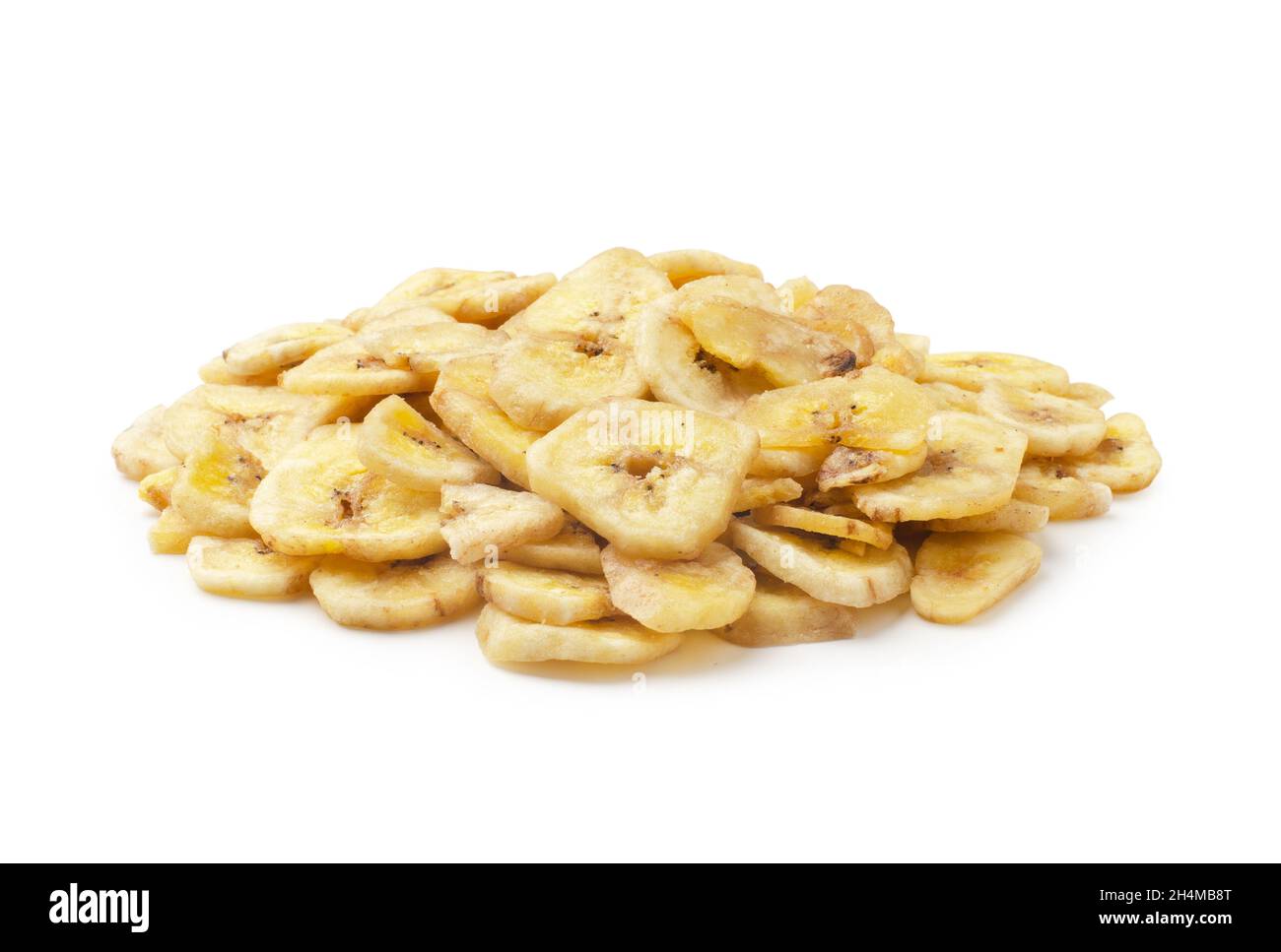 Patatas fritas caseras de plátano o rodajas de plátano secas y fritas aisladas sobre fondo blanco Foto de stock