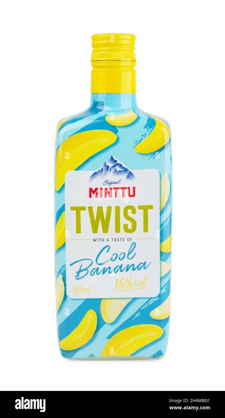 Rusia, Samara - 22 de junio de 2021: Botella de licor de plátano frío Minttu Twist aislado sobre un fondo blanco Foto de stock