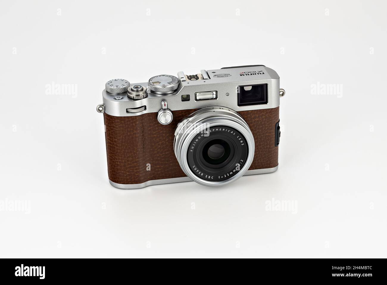 Fujifilm X100f editorial. Foto ilustrativa para noticias sobre Fujifilm  X100f - una cámara digital compacta con lente fija de primera Fotografía de  stock - Alamy