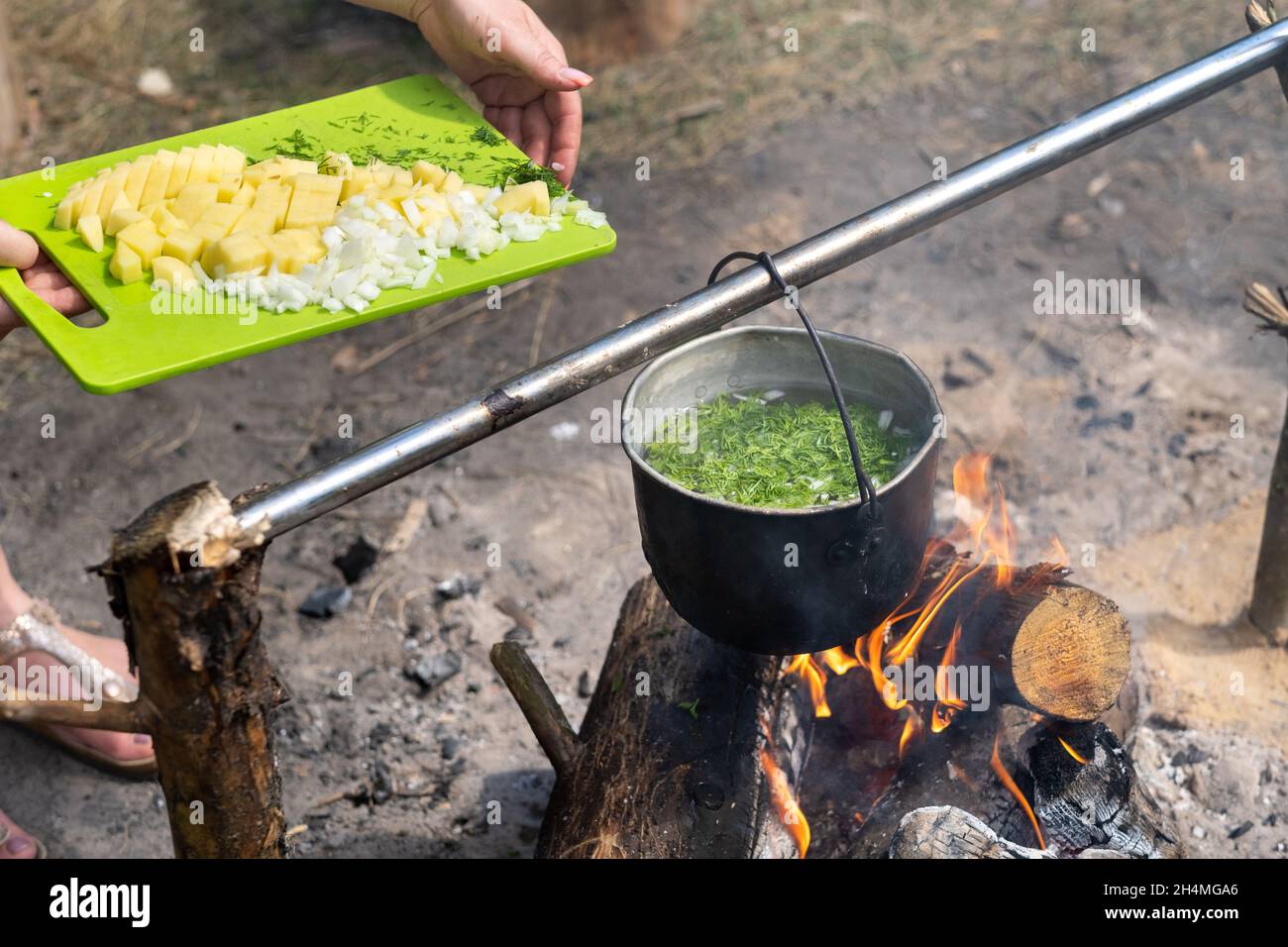 Turística En El Fuego En Calderos Negro Nieve Derretida Para Cocinar La  Cena. Fotos, retratos, imágenes y fotografía de archivo libres de derecho.  Image 69810812