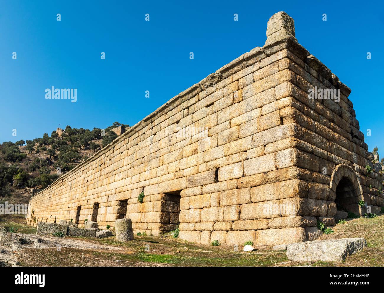 Bien conservado 15 m de largo y 99 m de alto Hellenistic mercado edificio en Alinda antiguo sitio en la provincia de Aydin de Turquía. Foto de stock