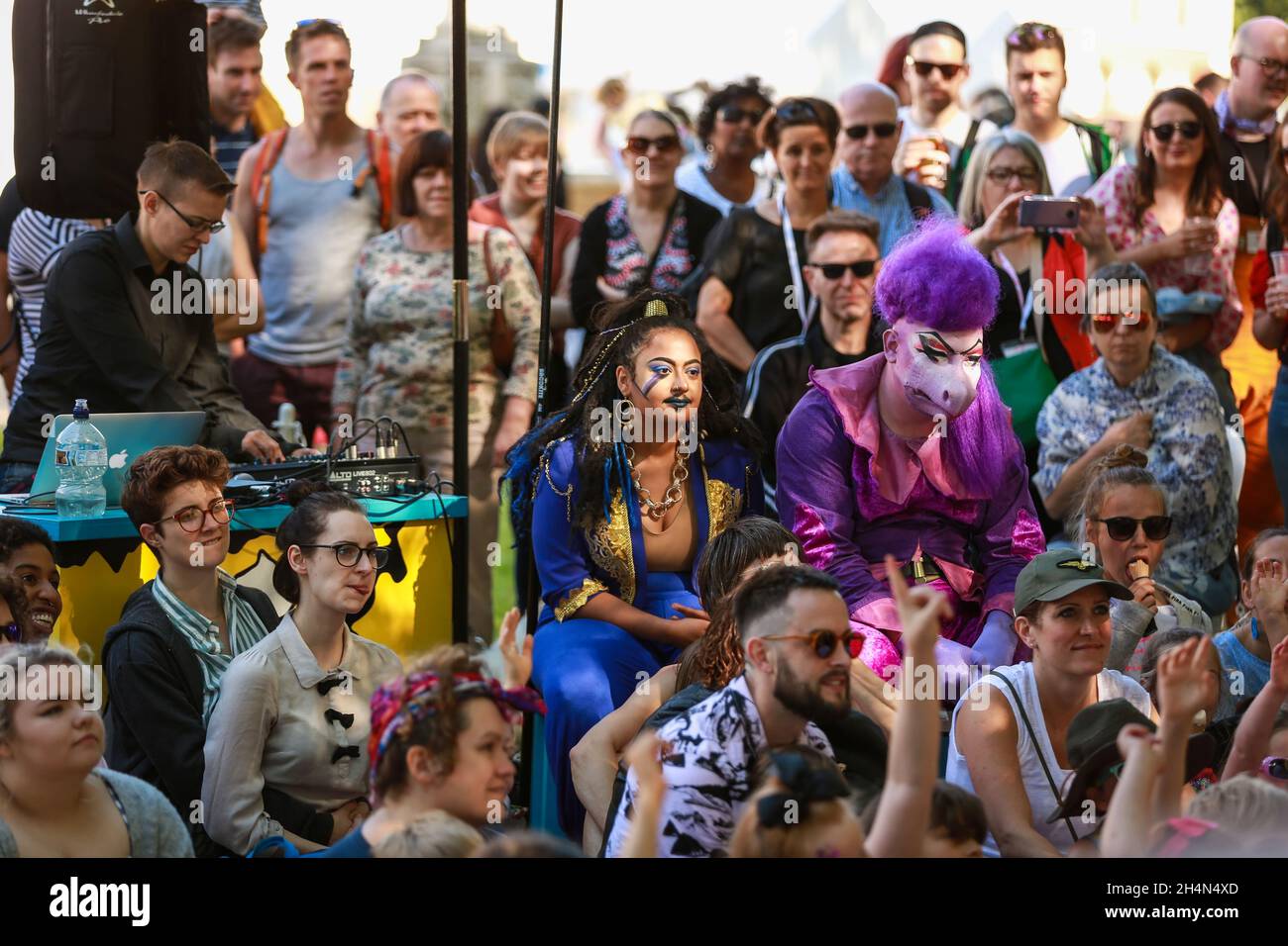 Londres, Reino Unido. 22 de junio de 2019. Desfile de Tickertape en el Festival Internacional de Greenwich y Docklands en Greenwich. GDIF 2019. Crédito: Waldemar Sikora Foto de stock