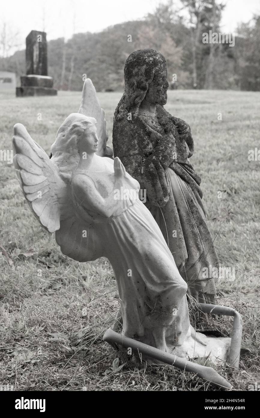 Angel y Jesus estatuas en un cementerio rural de Carolina del Norte. Foto de stock
