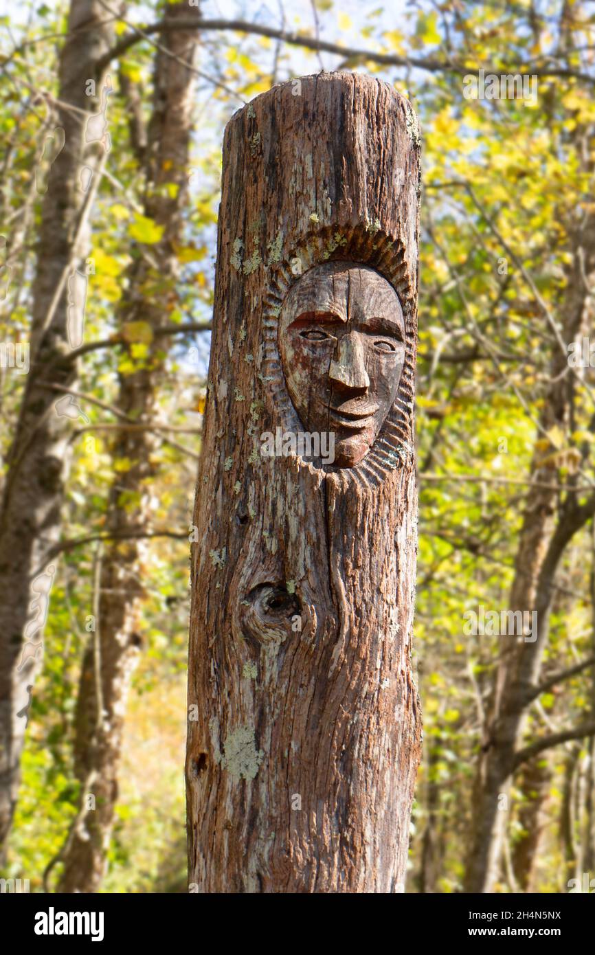 Máscaras talladas en postes de langosta por Davy Arch. Campus de la Escuela Popular John Campbell, Rivercane Trail. Brasstown Carolina del Norte. Foto de stock