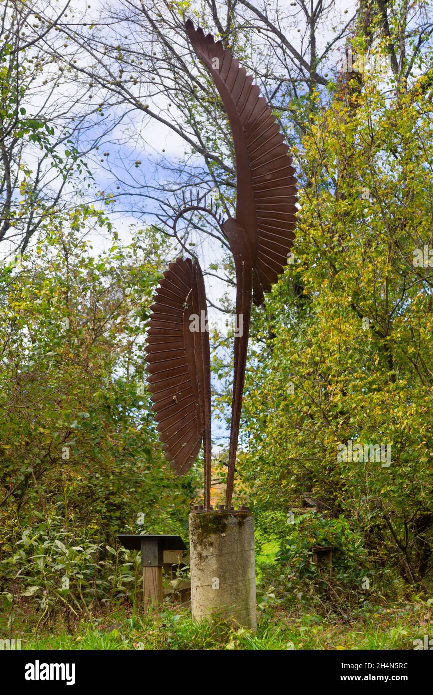 Escultura 'Eagle Dancer' de Joe Miller. Rinde homenaje a la veneración de águilas y sus plumas por parte de los indios Cherokee. Campus John Campbell en Carolina del Norte. Foto de stock