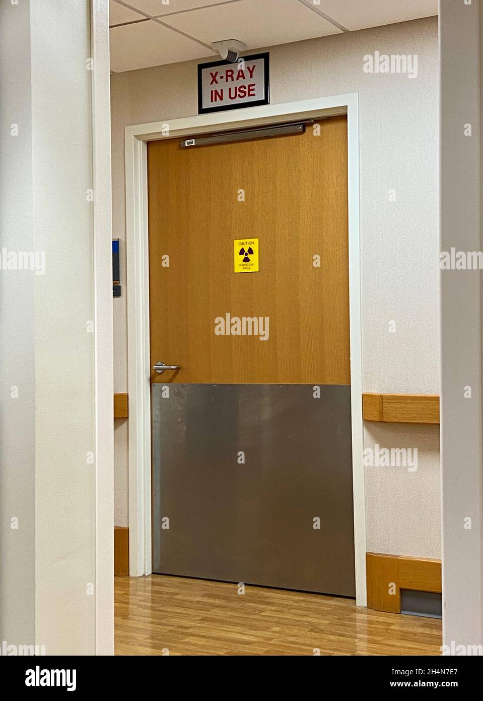 Fuera de la puerta de la sala de rayos X en el departamento de radiología  de un hospital Fotografía de stock - Alamy