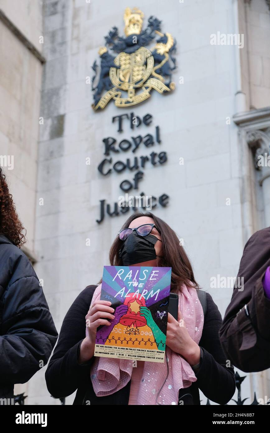 Londres, Reino Unido. Las Hermanas Uncut y otras organizaciones protestan contra la violencia policial contra las mujeres fuera de los Tribunales Reales de Justicia. Foto de stock