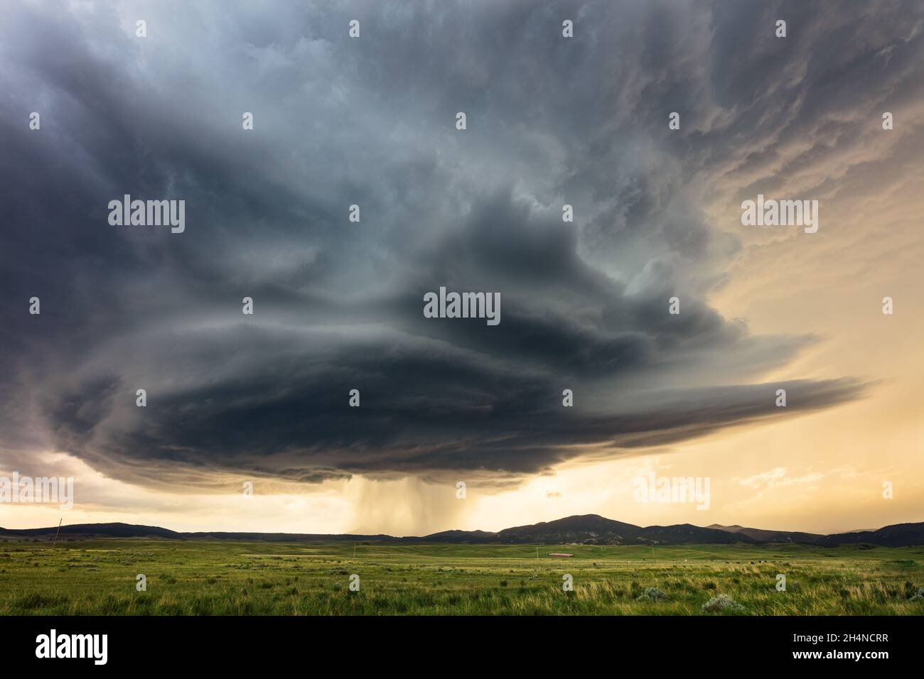 Nubes de tormenta y tormentas de supercélulas sobre un espectacular paisaje de Montana cerca de Malta Foto de stock