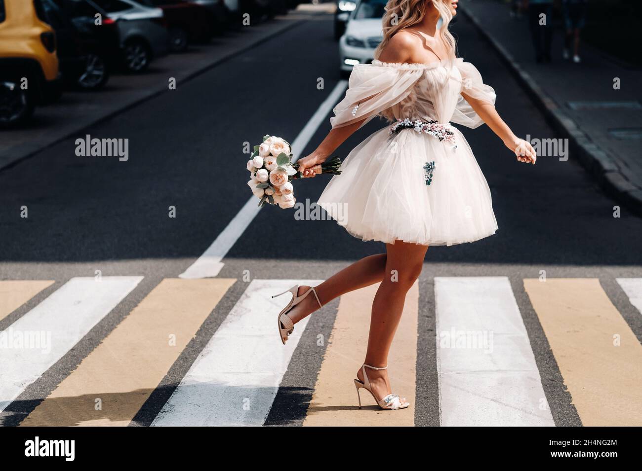 Vestido blanco corto de novia fotografías e imágenes de alta resolución -  Alamy