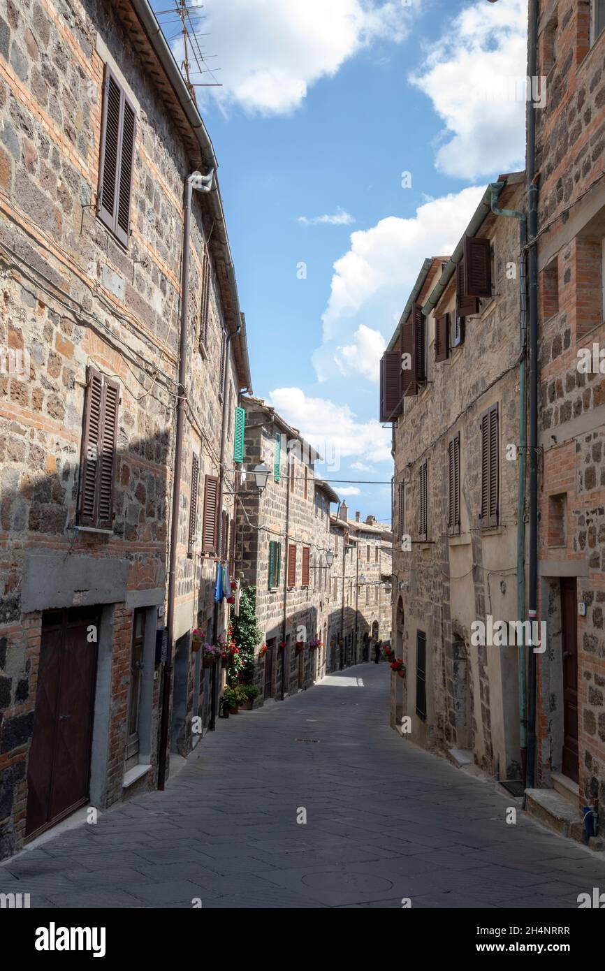 Radicofani pueblo y vista de las casas, Toscana, Italia Foto de stock