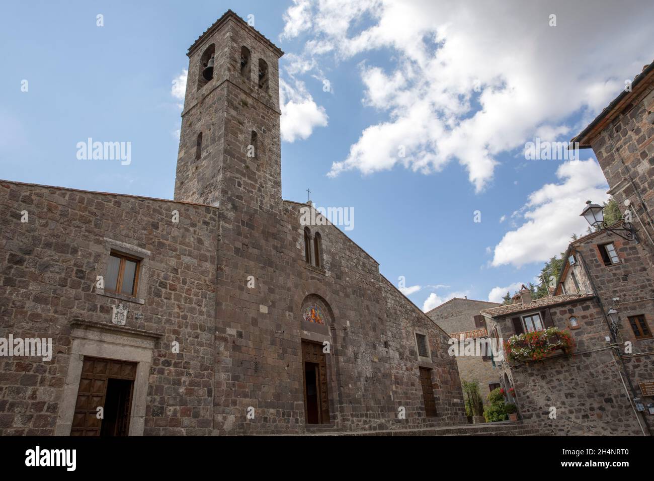 Fachada de la iglesia de San Pietro en el pueblo de Radicofani, Toscana, Italia Foto de stock