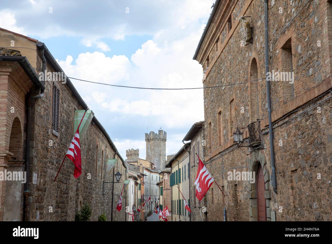 Pueblo Montalcino y vista de las casas, Toscana, Italia Foto de stock