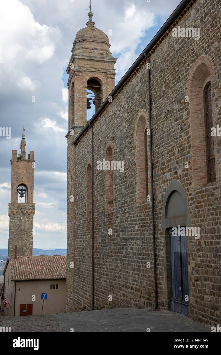 Iglesia de Sant' Agostino y campanario del Palazzo dei Priori en el pueblo de Montalcino, Toscana, Italia Foto de stock