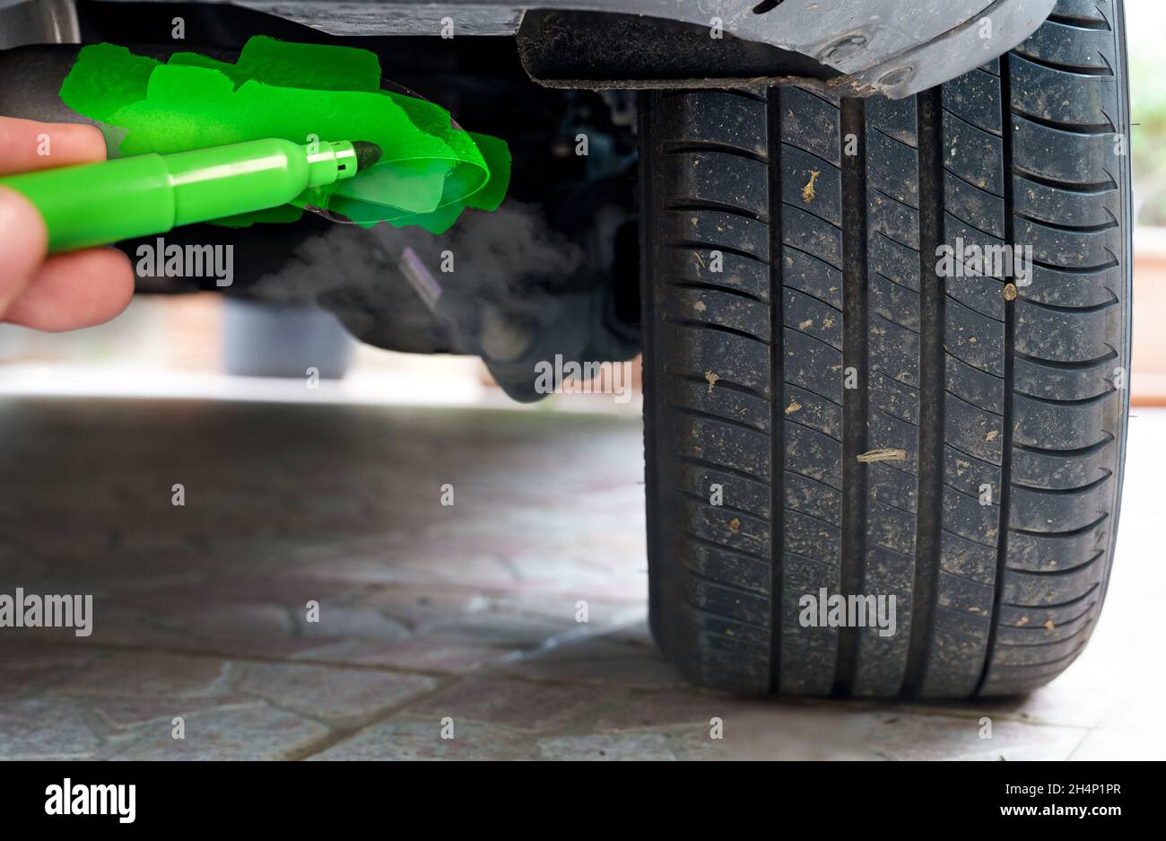 pintar a mano un tubo de escape de coche verde Fotografía de stock - Alamy