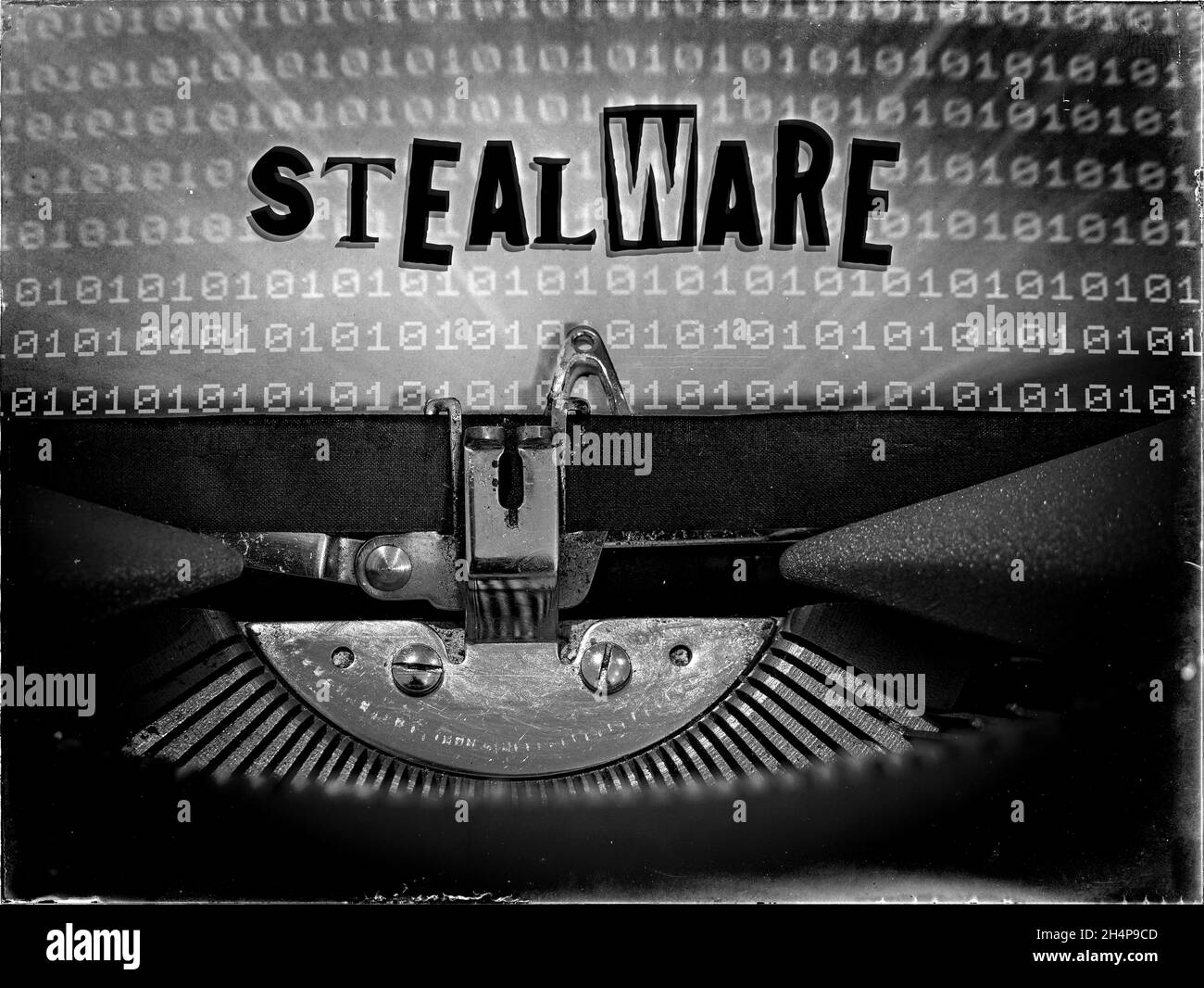 Stealware se muestra en una máquina de escribir vintage con un fondo de código binario Foto de stock