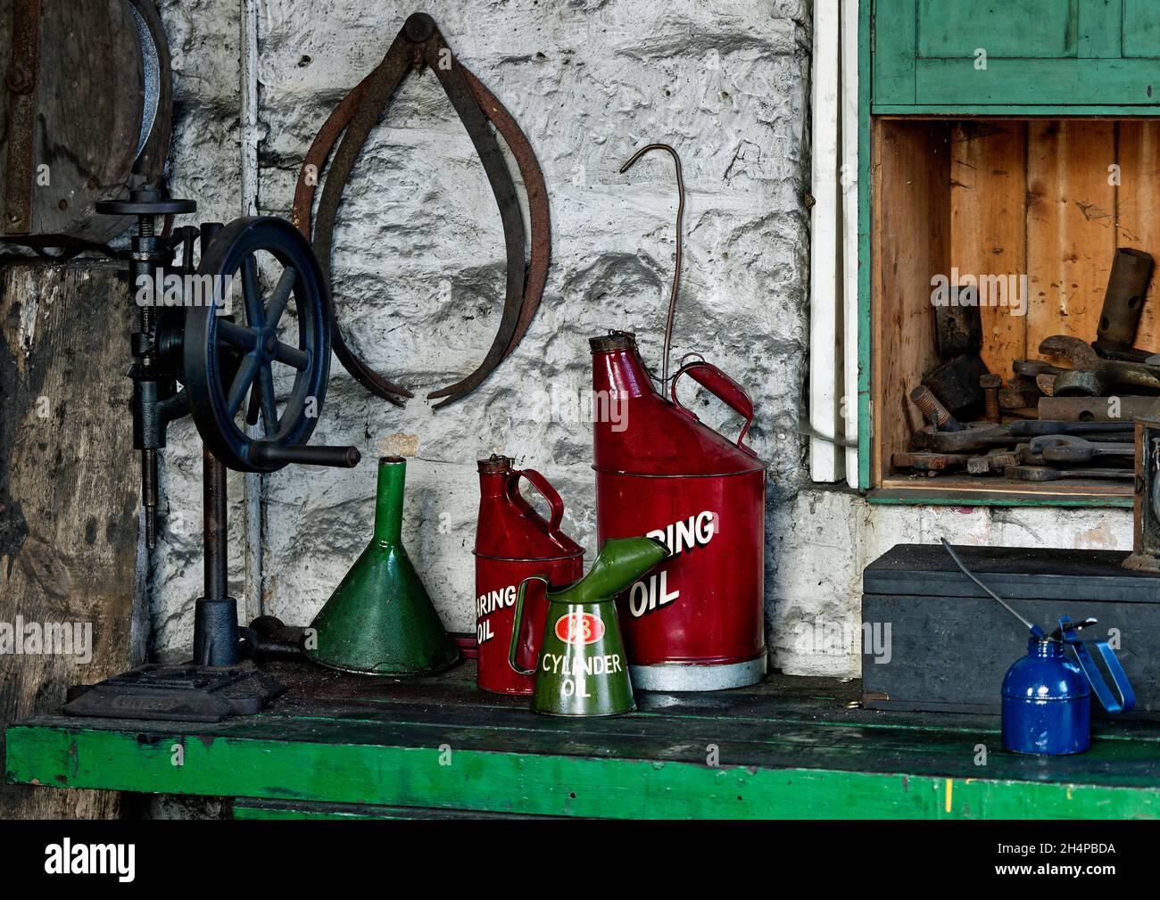 Beamish Museum colliery ferrocarril loro cobertizo con banco de trabajo típico, lubricantes y herramientas listas para usar. Foto de stock
