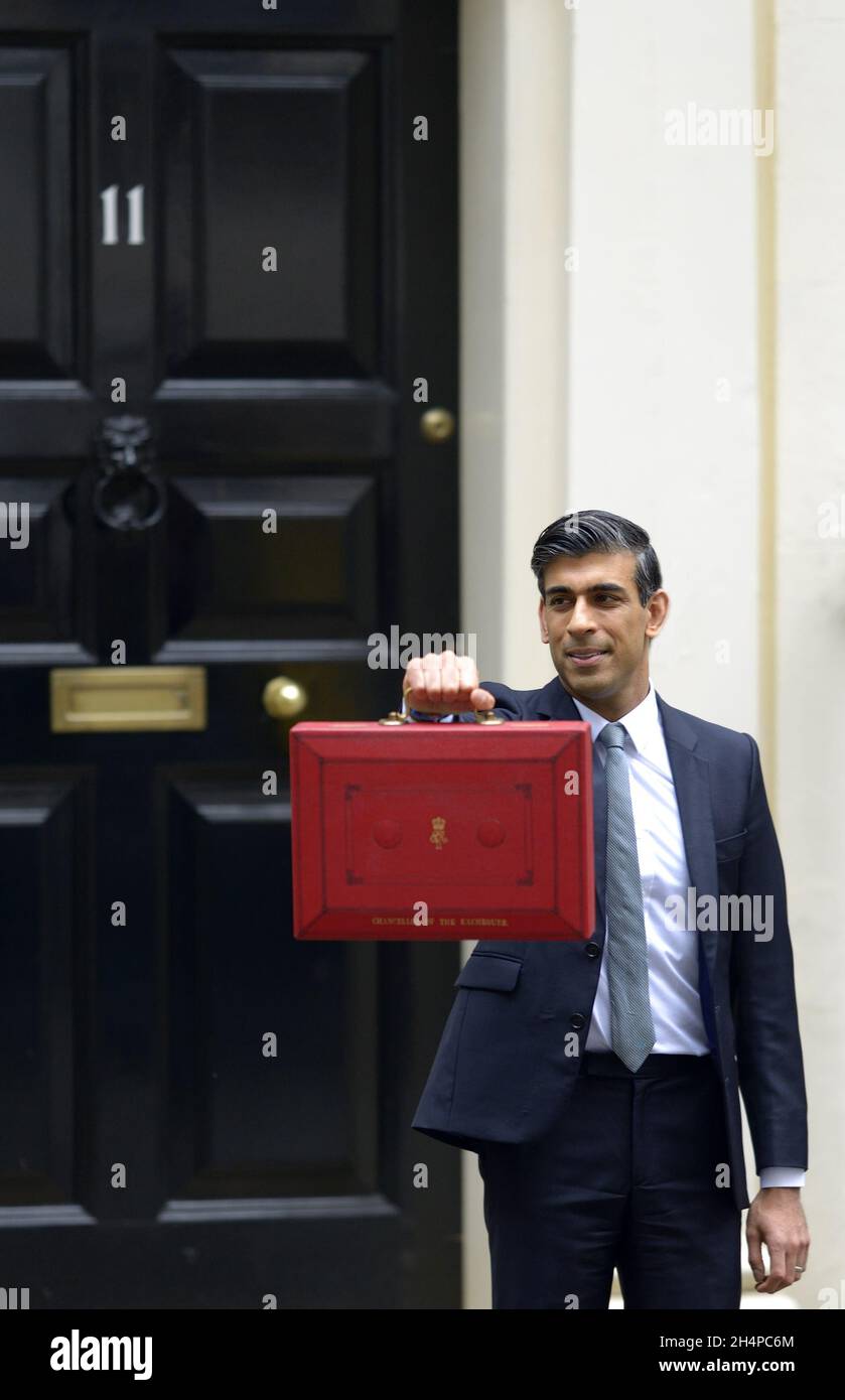 Rishi Sunak, Canciller de la Hacienda, saliendo de Downing Street antes de su discurso sobre el presupuesto, 27th de octubre de 2021 Foto de stock