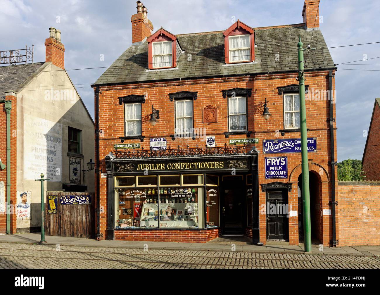 Compre edificios en la maravillosa ciudad de 1900 en el Museo Beamish - tiendas de dulces y escaparates. Foto de stock