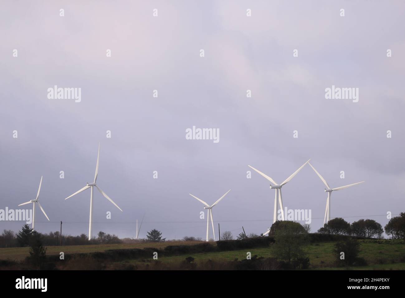 Aerogeneradores en tierras de cultivo en Co. Derry, Irlanda del Norte. Para reducir las emisiones de carbono, el Reino Unido y los gobiernos están utilizando energía eólica y solar. Foto de stock