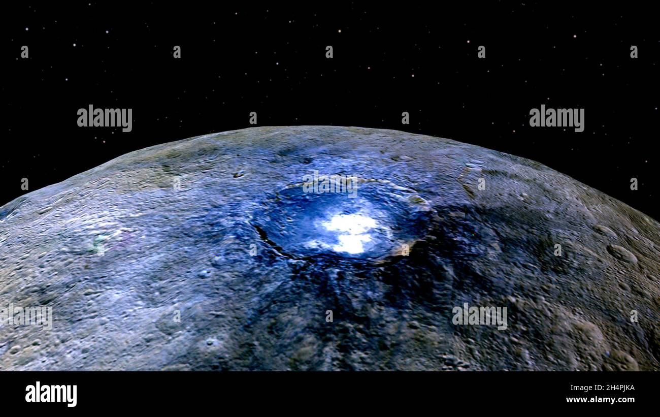 CERES, SOL SYSTEM - 11 Diciembre 2015 - Esta representación de Ceres' Occator Crater en colores falsos muestra diferencias en la composición de la superficie. Rojo Foto de stock