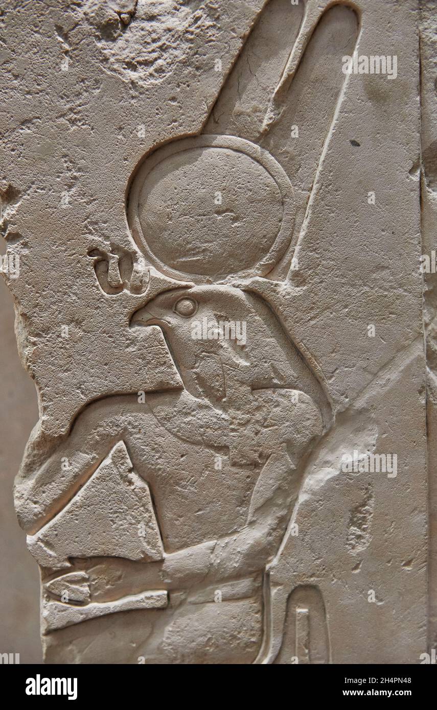 Antiguo templo egipcio de alivio de Dios Montu en Tod, Tebas, 2033-1982, dinastía 11th. Museo del Louvre E15110. Montu thr dios con cabeza de halcón, de pie, chen Foto de stock