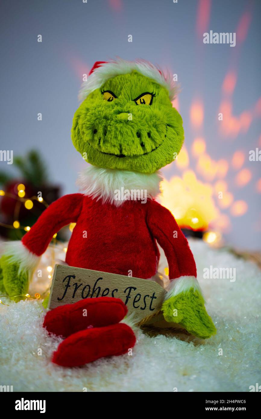 Grinch con regalo, Feliz tarjeta postal divertida Fotografía de stock - Alamy