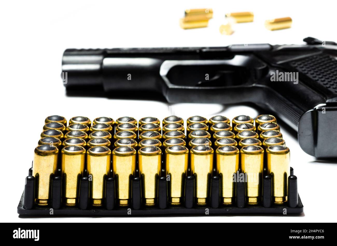 Cartuchos y balas para armas traumáticas. Muchos cartuchos para una pistola  traumática sobre un fondo blanco en la parte inferior de la foto Fotografía  de stock - Alamy