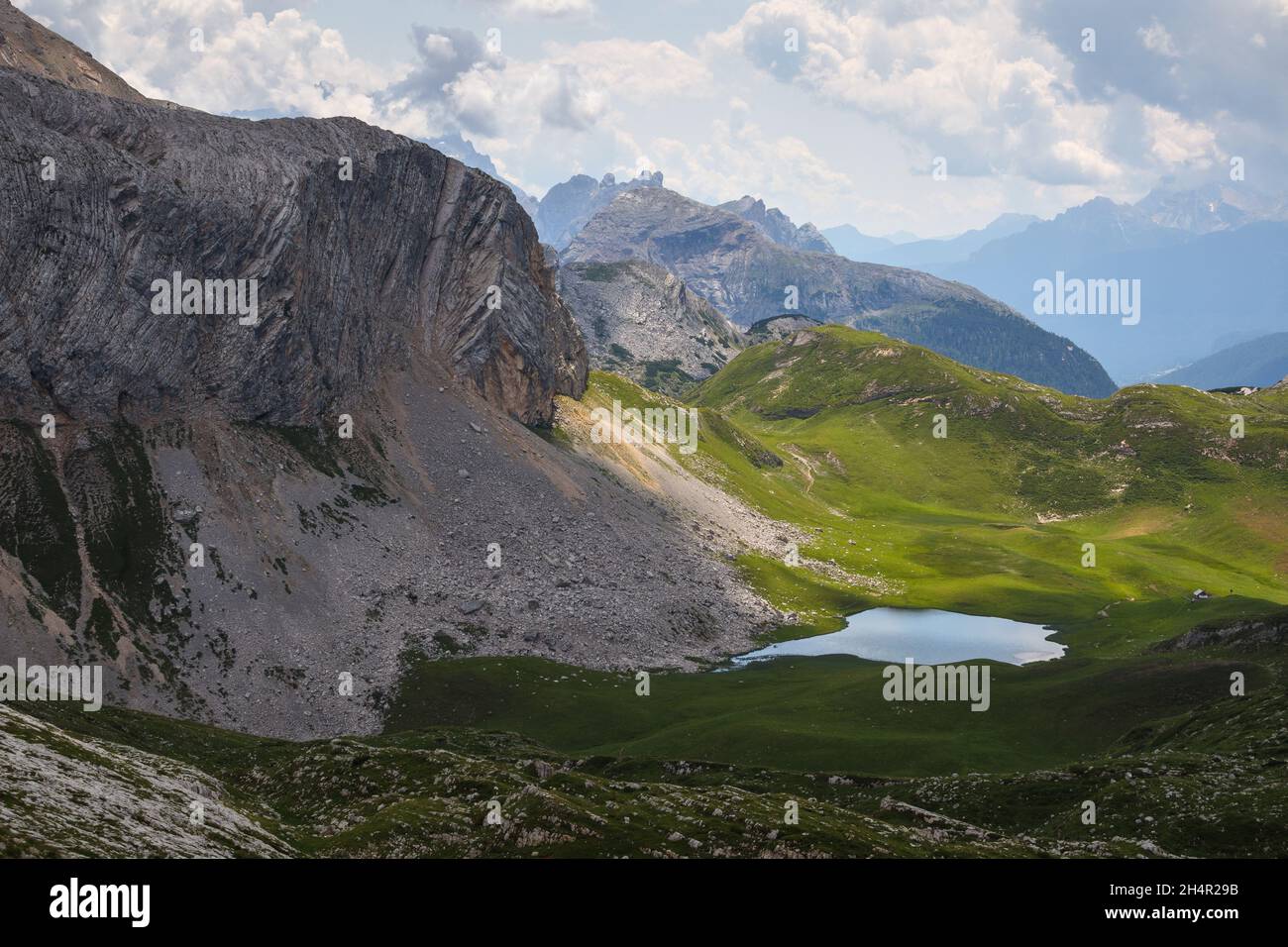 Lago Fosses. Alpe di Fosses. Verde praderas alpinas. Vista desde el paso Cocodain. El Parque Natural de Ampezzo. Las montañas Dolomitas. Alpes italianos. Europa. Foto de stock